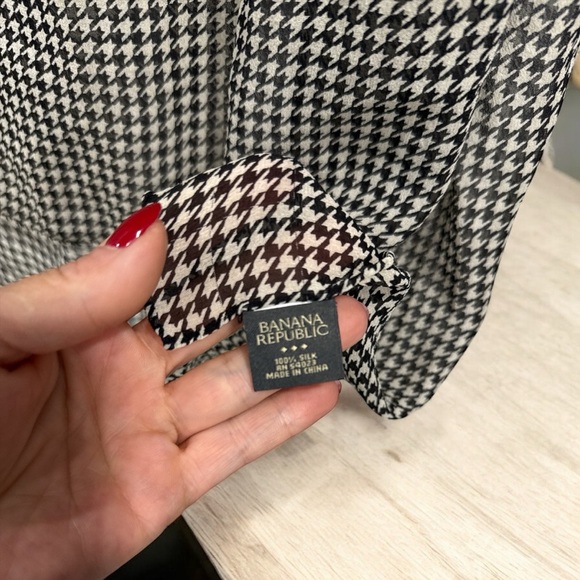 Banana Republic Monochrome Houndstooth Silk Scarf - Picture 3 of 8